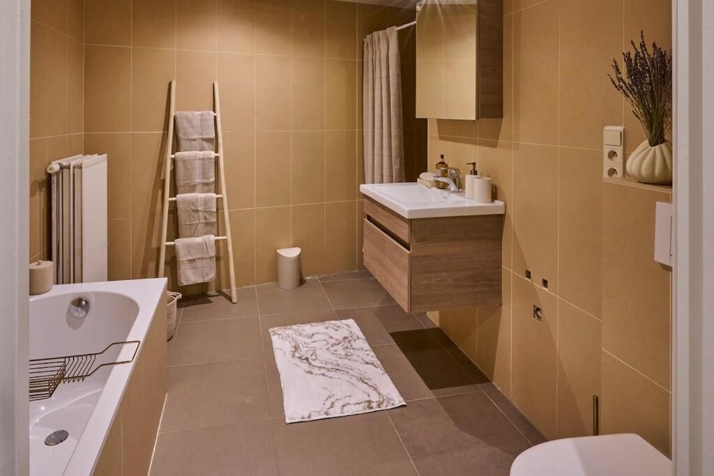 Een haardroger, handdoeken, zeep, toiletpapier