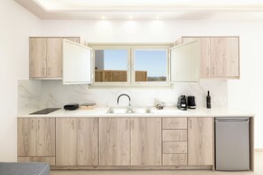 Refrigerador, parrilla de estufa, cafetera y tetera y tostadora 