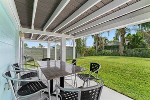 屋外ダイニングエリア