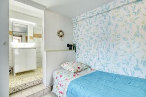 1 dormitorio, tabla de planchar con plancha, wifi y ropa de cama