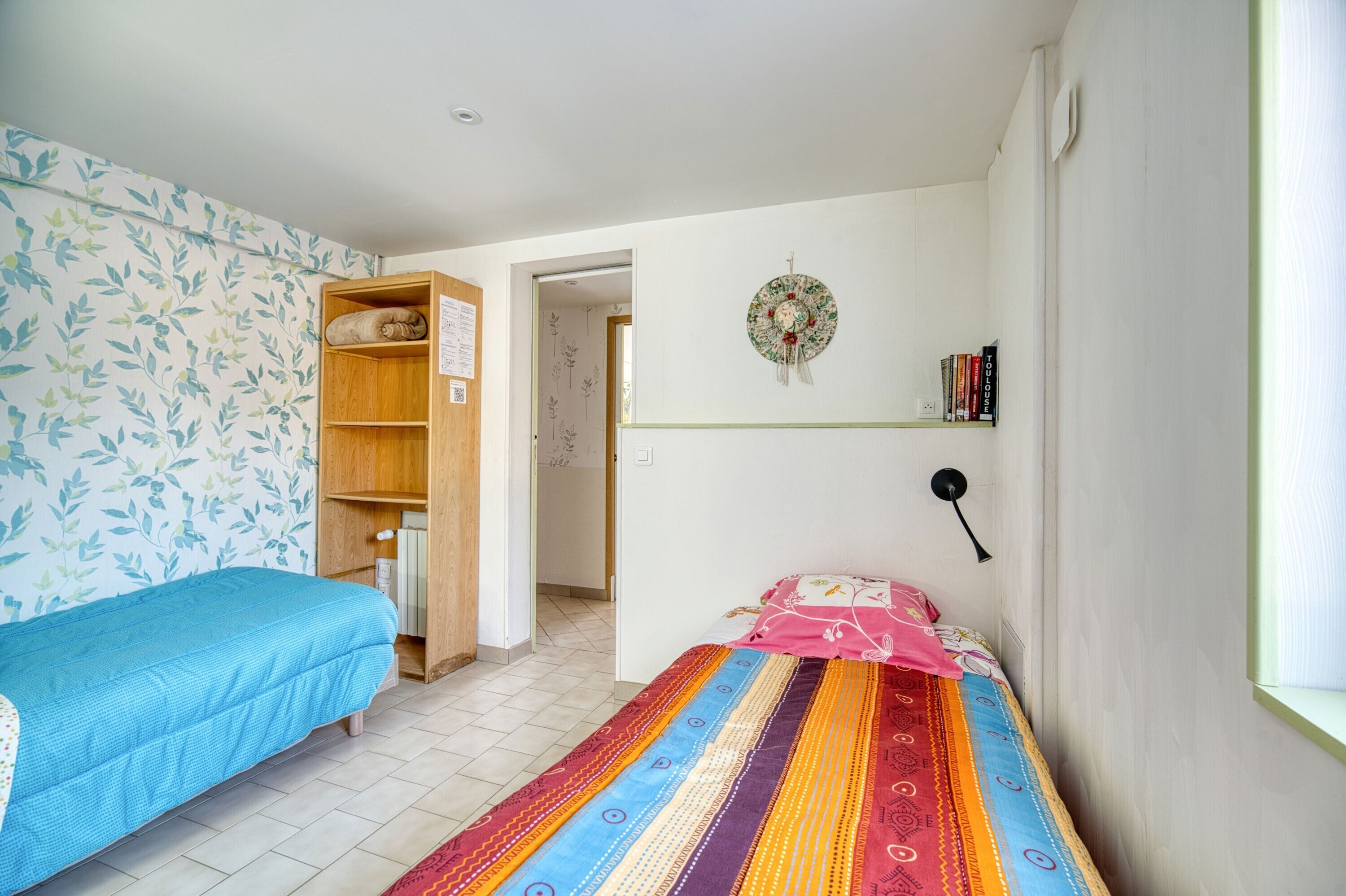 1 habitación, tabla de planchar con plancha, wifi y ropa de cama 