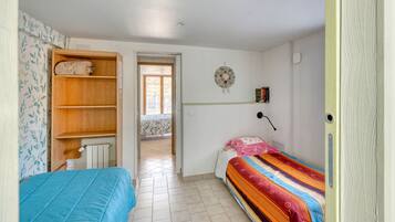 1 slaapkamer, een strijkplank/strijkijzer, wifi, beddengoed