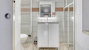 Een douche, een haardroger, handdoeken