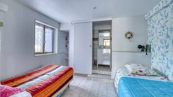 1 habitación, tabla de planchar con plancha, wifi y ropa de cama