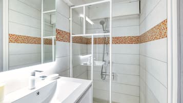 Chuveiro, secador de cabelo, toalhas de banho