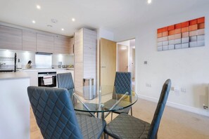 Dining - Alder House Serviced Apt. Maidenhead (Maidenhead)