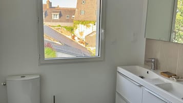 Een douche, een haardroger, handdoeken, zeep