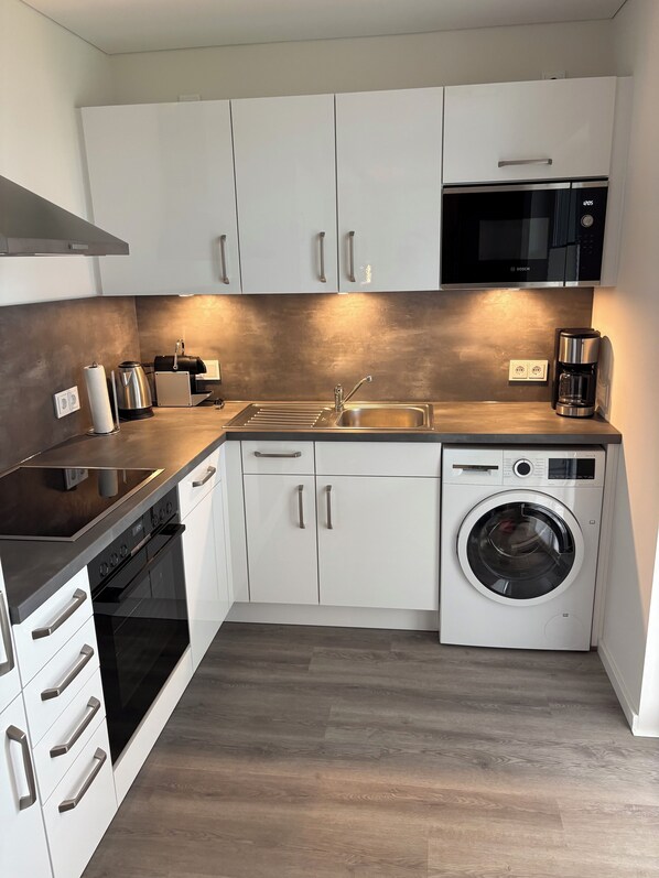 冷蔵庫、電子レンジ、オーブン、コンロ