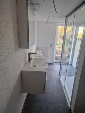 Hair dryer, towels, soap, toilet paper - Cozy vacation home in Mecklenburg-Vorpommern (Siedenbollentin)