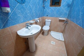 Separate tub and shower, towels, soap, toilet paper - Al-Magd Hotel (Makkah)