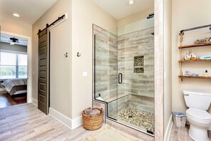 Shower, hair dryer, towels - Gorgeous Lake Home, Private Boat Dock | Sleeps 11 (Spring City)