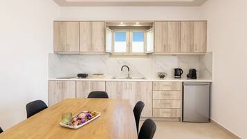Fridge, stovetop, coffee/tea maker, toaster