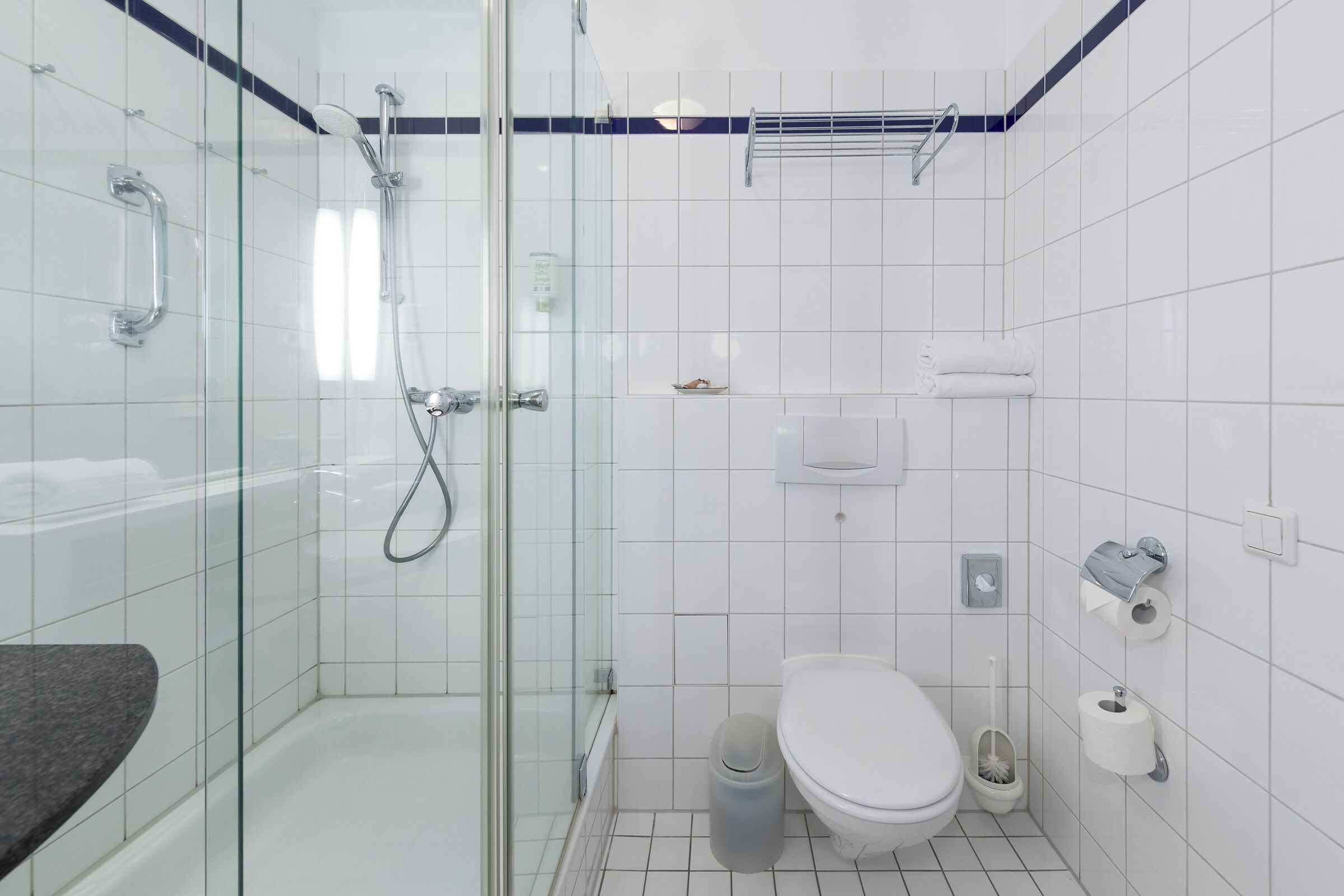 Douche, sèche-cheveux, serviettes fournies
