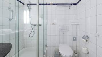 Douche, sèche-cheveux, serviettes fournies