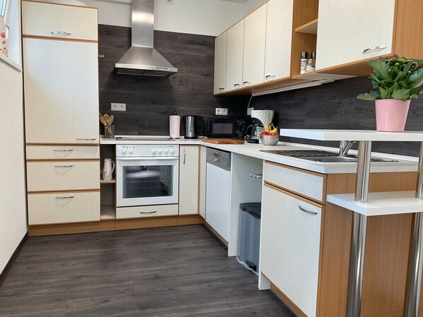 Geladeira, micro-ondas, fogão, cooktop