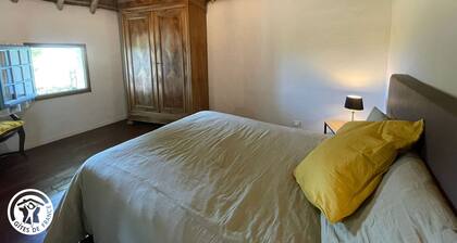 Charmante chaumiĂšre traditionnelle dans le Marais breton