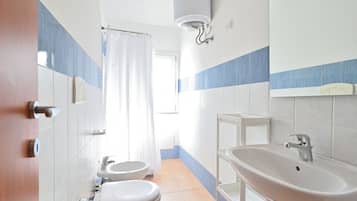 Dusche, Haartrockner, Bidet, Handtücher