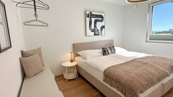 2 Schlafzimmer, Schreibtisch, Bügeleisen/Bügelbrett, Reisekinderbett