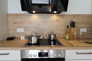 Frigorifero, microonde, forno, piano cottura