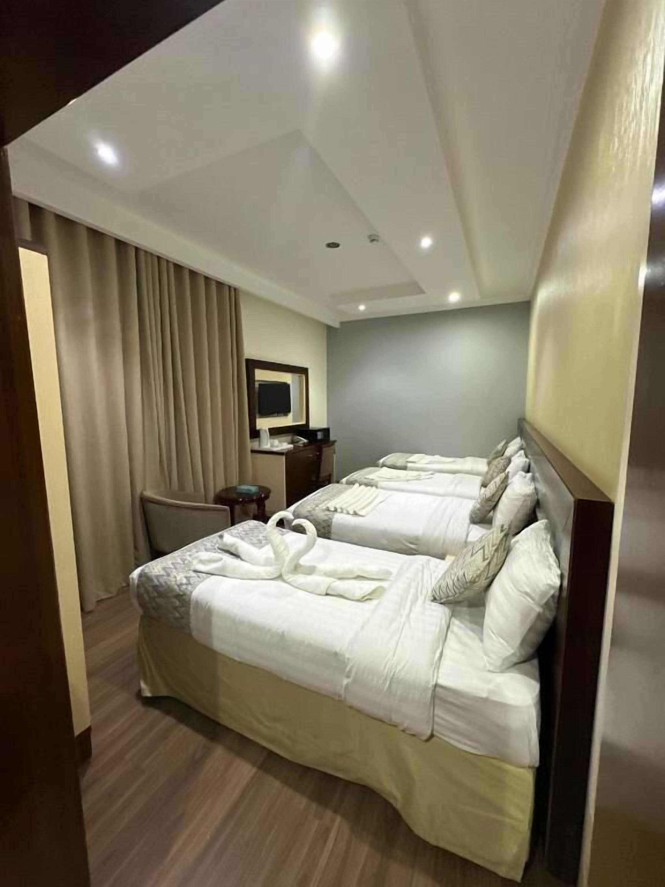 Työpöytä, kannettavalle tietokoneelle sopiva työtila, ilmainen Wi-Fi