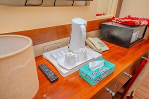 Escritorio, espacio para trabajar con laptop y wifi gratis 