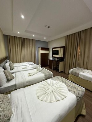 Escritorio, espacio para trabajar con laptop y wifi gratis 