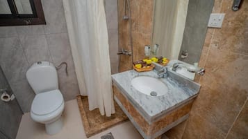 Bathtub dan shower terpisah, perlengkapan mandi gratis, dan handuk