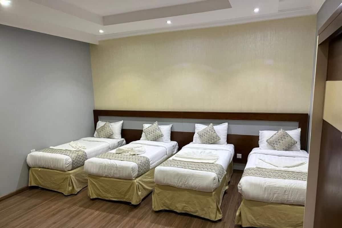 Comfort Quadruple Room, City View | Meja, ruang kerja komputer riba, Wi-fi percuma