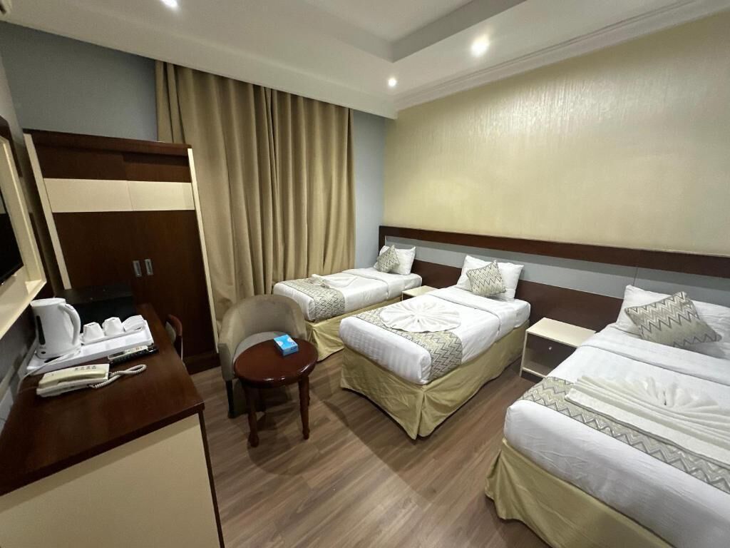 Bureau, espace de travail pour ordinateur portable, Wi-Fi gratuit