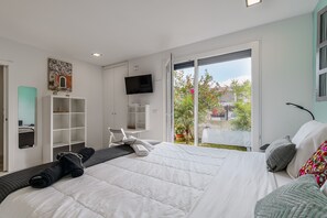 1 bedroom, WiFi, bed sheets - Room 'Quarto Do Papagaio' with Private Terrace, Wi-Fi and Air Conditioning (Palmela)