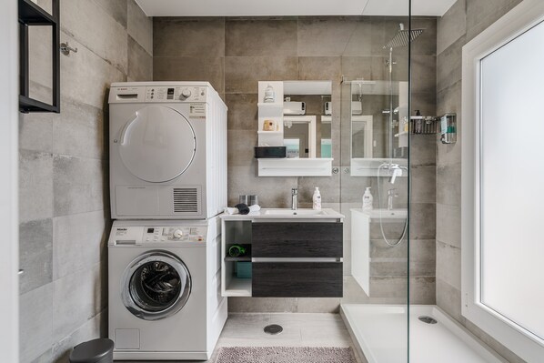 Shower, hair dryer, towels - Room 'Quarto Do Papagaio' with Private Terrace, Wi-Fi and Air Conditioning (Palmela)