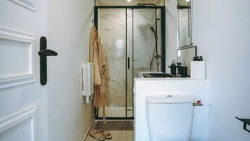 Sèche-cheveux, serviettes fournies, savon, papier toilette