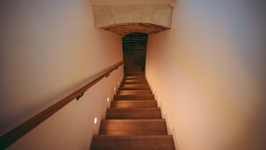 A wooden staircase with a handrail and a ceiling arch. - Spa Du Palais (Rouen)