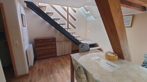 A compact kitchen with a wooden countertop, a small sink, and a wooden cabinet. - Apartment 4 Zum Kuhstall Heinrichsberg - Magdeburg (Heinrichsberg)