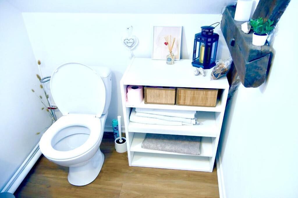 Serviettes fournies, papier toilette