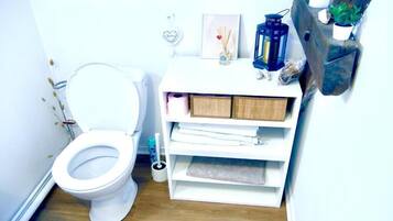 Serviettes fournies, papier toilette