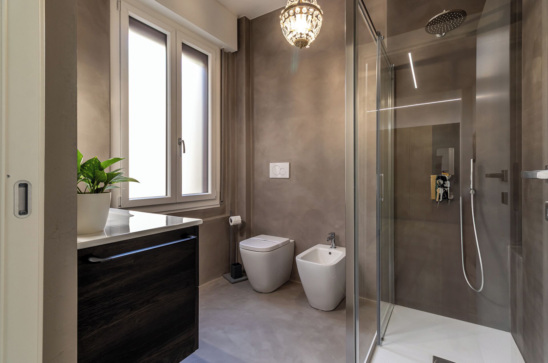 Shower, free toiletries, hair dryer, bidet