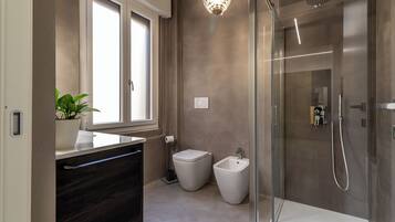 Shower, free toiletries, hair dryer, bidet