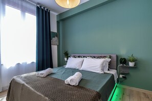 2 chambres, bureau, chambres insonorisées, fer et planche à repasser