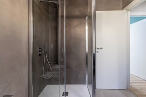 Douche, articles de toilette gratuits, sèche-cheveux, bidet