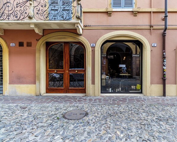 Exterior detail - Green Lux-Via Canalino| ZTL pass and parking, air conditioning, Wi-Fi (Modena)