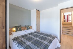 3 bedrooms, internet, bed sheets