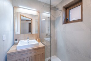 Dusche, Haartrockner, Handtücher, Toilettenpapier