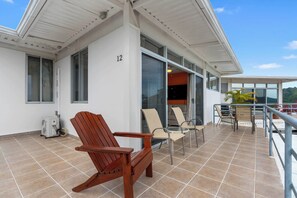 Terrace/patio - Modern Top-Floor Condo with Panoramic Views and Community Pool (Coco)