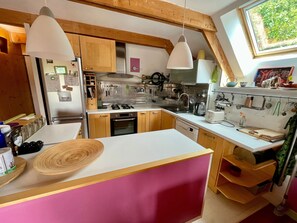 Réfrigérateur, un four, surface de cuisson, lave-vaisselle