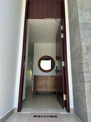 Amenidades de baño gratuitas, pantuflas, toallas, jabón