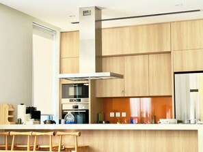 Fridge, microwave, electric kettle, cookware/dishes/utensils - Glenwood Sanctuary Villa 85 Ho Tram (Xuyen Moc)