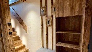 Un escalier en bois doté d’un banc intégré et d’étagères.
