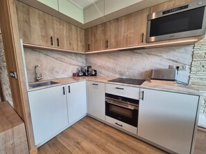 Réfrigérateur, four à micro-ondes, un four, surface de cuisson