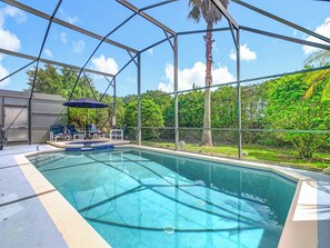 A heated pool - Family Getaway Near Disney, & all Theme parks. Arcade games, themed rooms, no resort fees. Offering Pickel ball court (Clermont)
